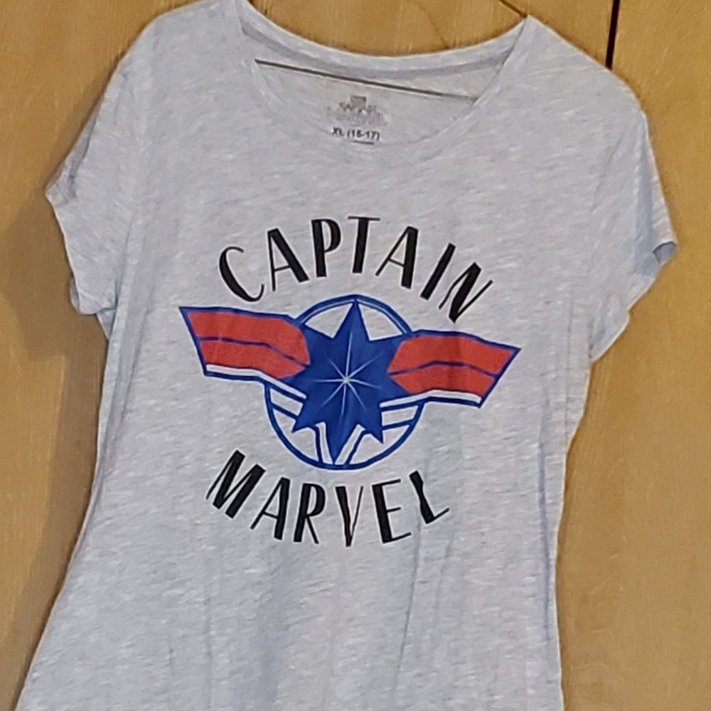 Marvel Captain Marvel Gray T-Shirt Logo Graphic T-Shirt (Juniors Size 15-17/XL)